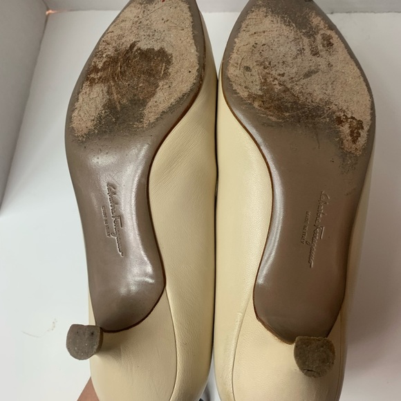 Vintage Ferragamo Made In Italy Cream Leather Pointed Toe Kitten Heels - Picture 8 of 9